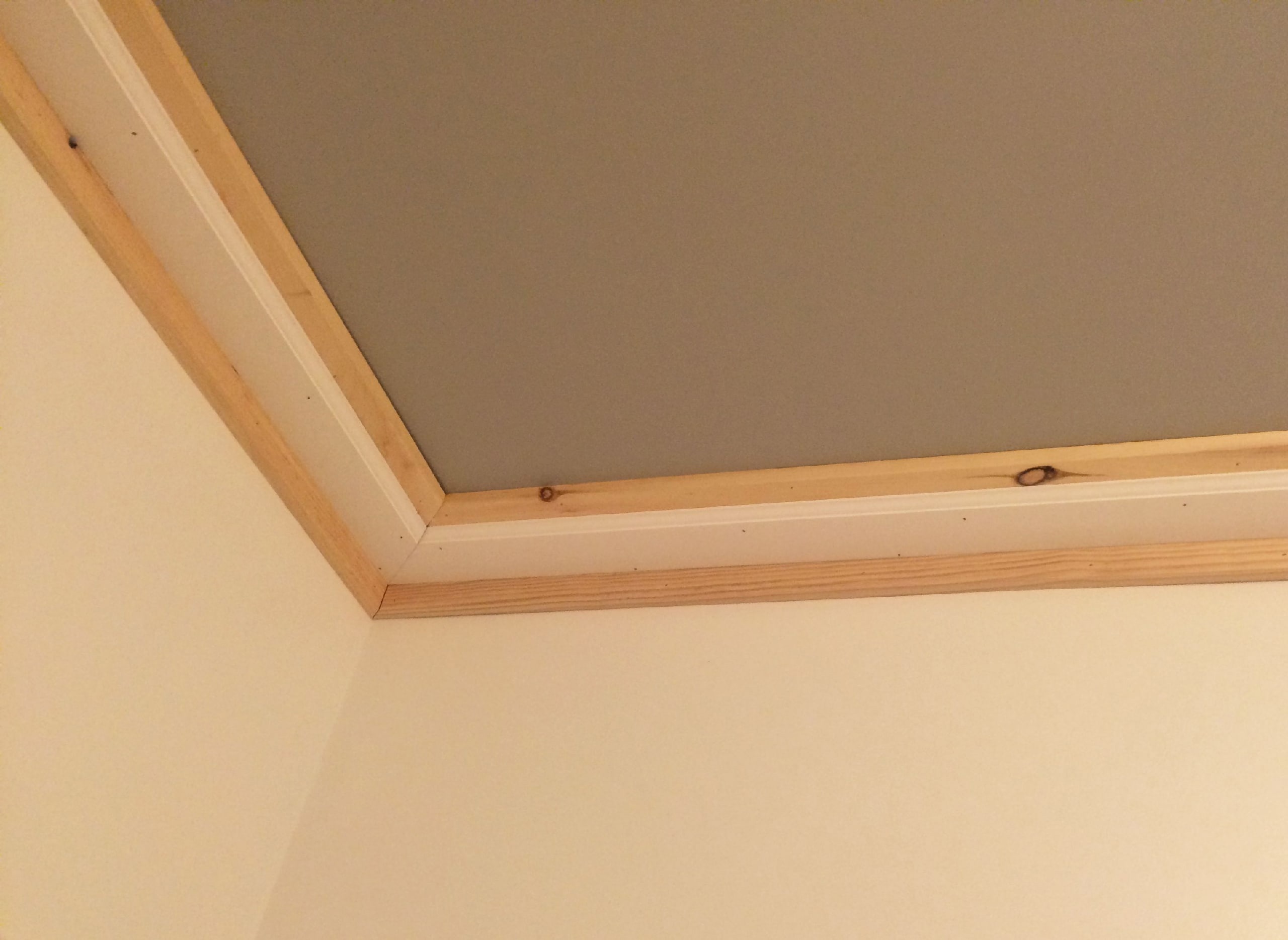 Обрезаем потолочный плинтус в домашних условиях правильно: Пошаговая инструкция- Обзор +Видео